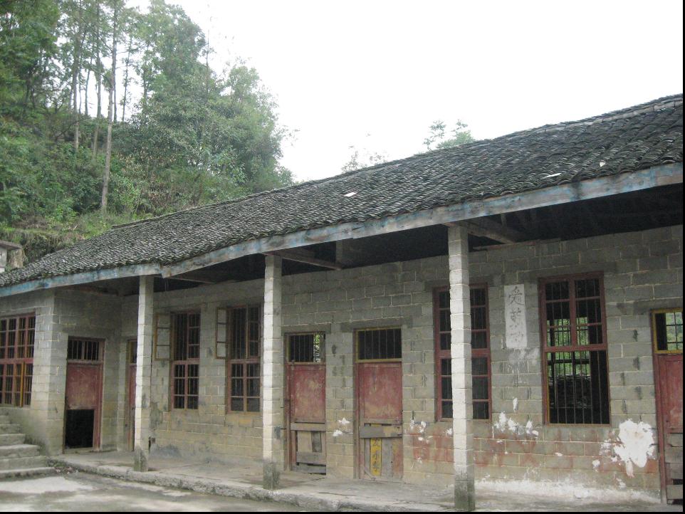凤凰好友小学破旧不堪的校舍志愿者与留守儿童在一起或许你不满当下
